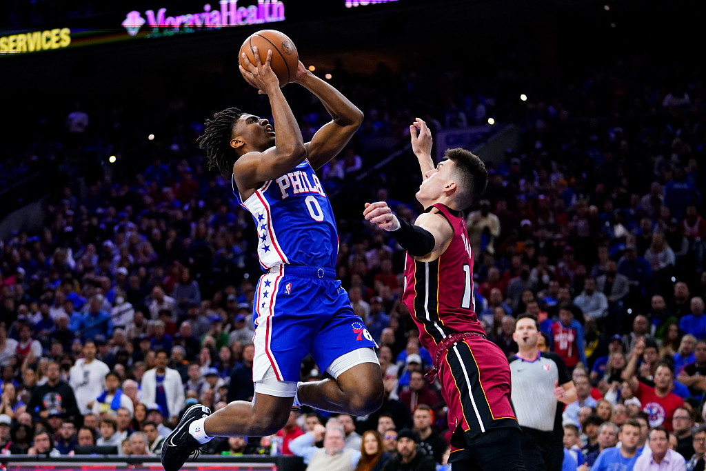 Tyrese Maxey (#0) of the Phialdelphia 76ers shoots over the head of Tyler Herro of the Miami Heat in Game 3 of the Eastern Conference semifinals at Wells Fargo Center in Philadelphia, Pennsylvania, May 6, 2022. /CFP