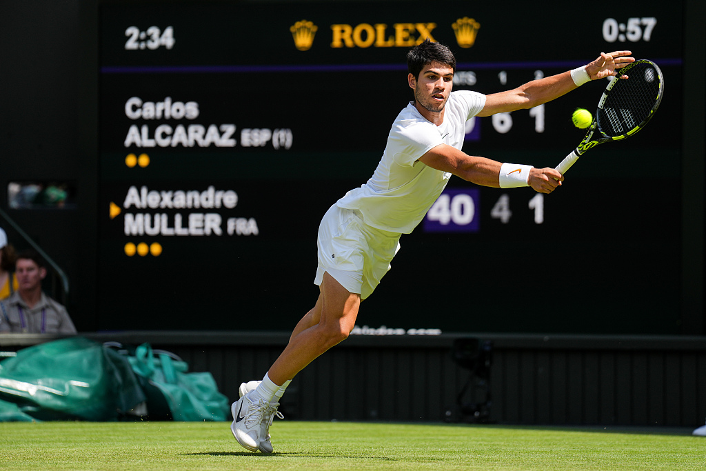 Carlos Alcaraz of Spain plays a backhand during his match against Alexandre Muller of France (not pictured) at the Wimbledon tennis championships in London, England, July 7, 2023. /CFP