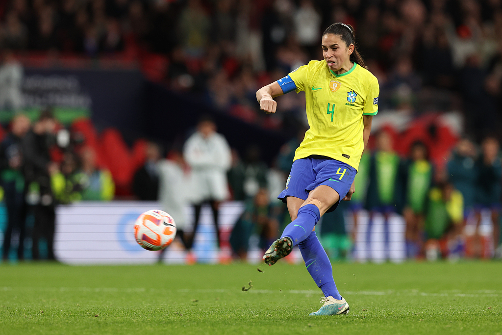 Rafaelle do Brasil em ação durante a finalíssima feminina de 2023 entre Inglaterra e Brasil no Estádio de Wembley em Londres, Grã-Bretanha, 6 de abril de 2023. /CFP