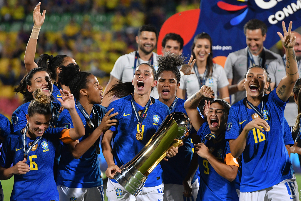 Brazil captain Rafaelle celebrates with the trophy after winning the Copa América Femenina 2022 final match against Colombia at Estadio Alfonso Lopez in Bucaramanga, Colombia, July 30, 2022. /CFP