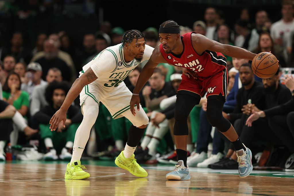 Marcus Smart (L) of the Boston Celtics guards Jimmy Butler of the Miami Heat in Game 2 of the NBA Eastern Conference Finals at TD Garden in Boston, Massachusetts, May 19, 2023. /CFP 