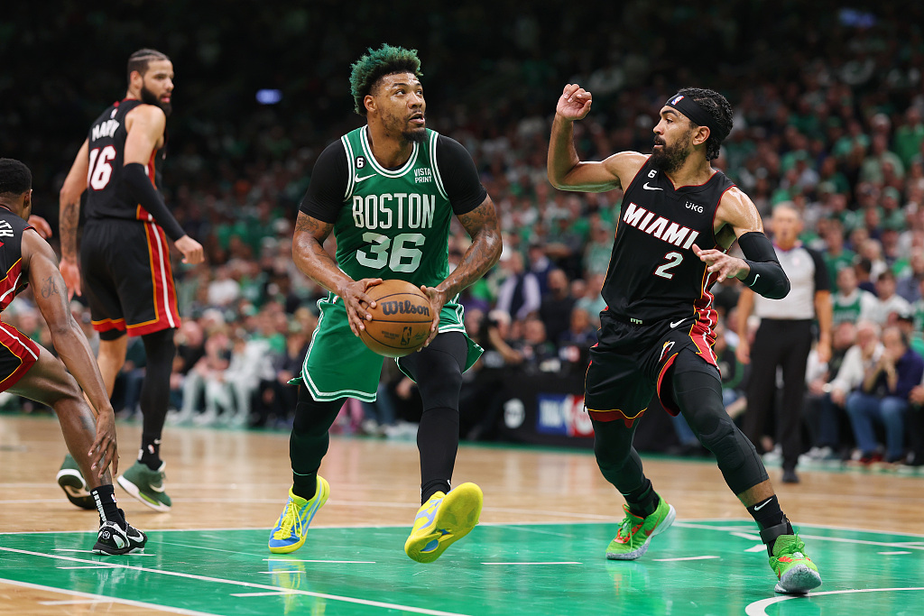 Marcus Smart (#36) of the Boston Celtics penetrates in Game 7 of the NBA Eastern Conference Finals against the Miami Heat at TD Garden in Boston, Massachusetts, May 29, 2023. /CFP 