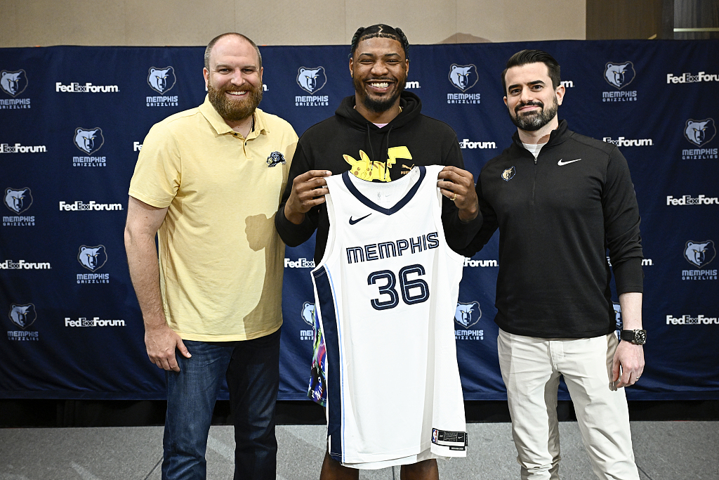 Marcus Smart (C) of the Memphis Grizzlies poses with his No. 36 jersey at a press conference in Las Vegas, Nevada, July 7, 2023. /CFP
