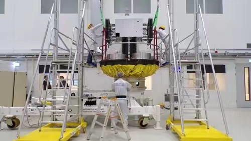 A Chinese scientist assembles the satellite. /NSSC