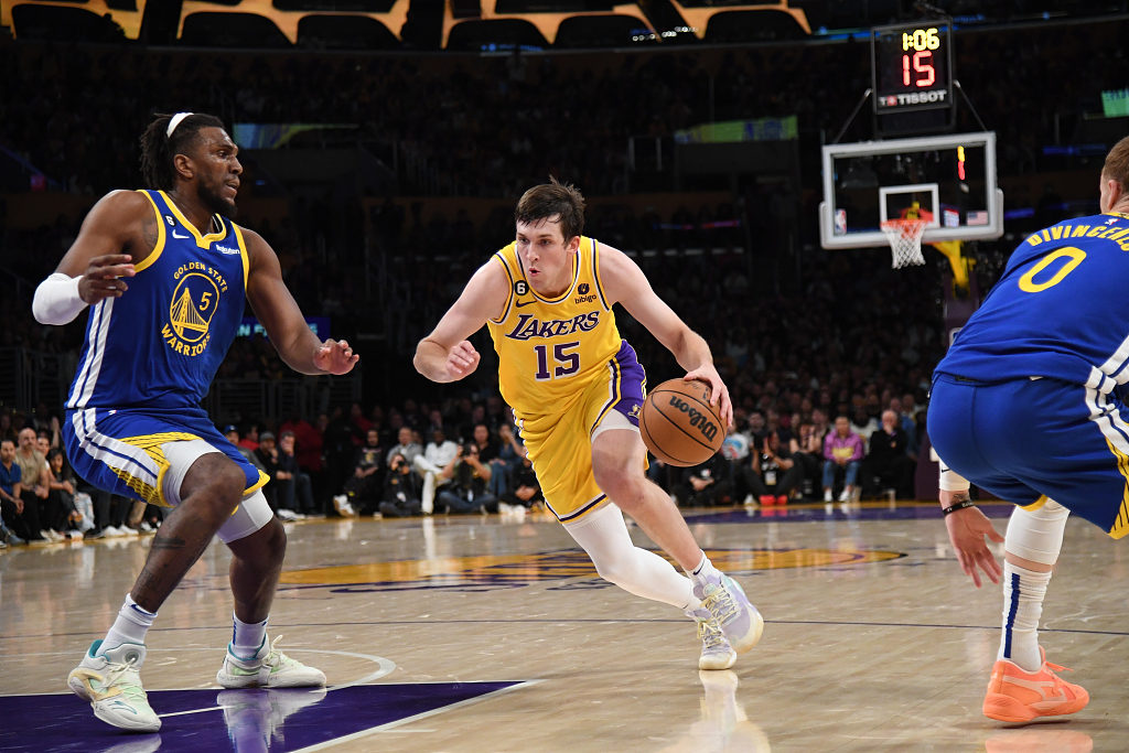 Austin Reaves (#15) of the Los Angeles Lakers penetrates in Game 6 of the NBA Western Conference semifinals against the Golden State Warriors at Crypto.com Arena in Los Angeles, California, May 12, 2023. /CFP