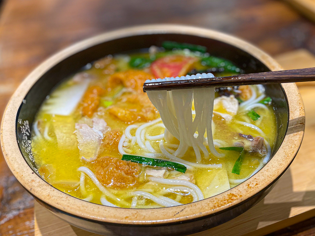 File photo of the cross-bridge rice noodles, a legendary local delicacy in Yunnan /CFP