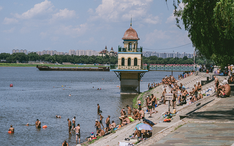 People swim in a river as high temperatures sweep north China, Harbin City, northeast China's Heilongjiang Province, June 30, 2023. /CFP