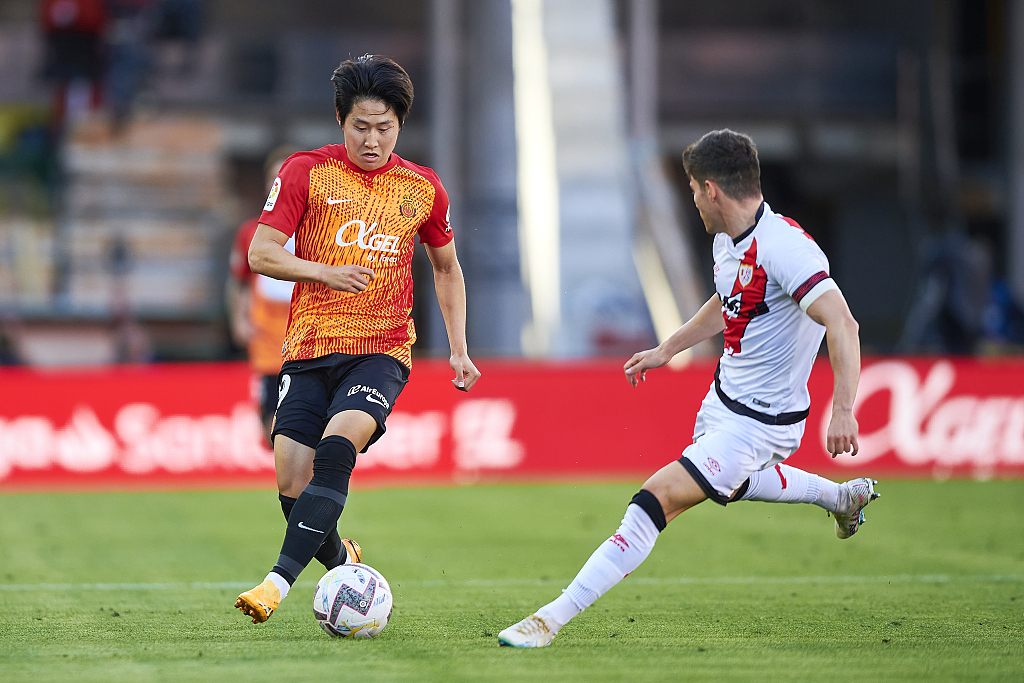 Lee Kang-in (L) of Mallorca competes for the ball with Fran Garcia of Rayo Vallecano during their La Liga match in Mallorca, Spain, June 4, 2023. /CFP