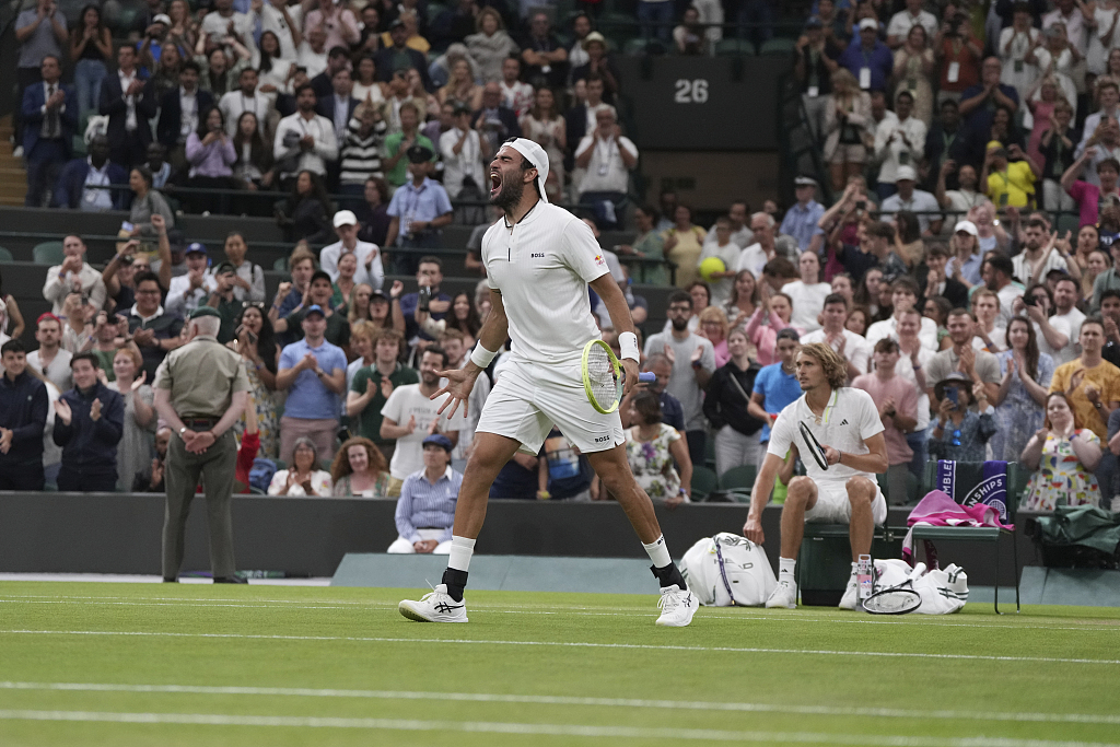 Italy's Matteo Berrettini celebrates defeating Germany's Alexander Zverev, who is sitting on the bench, after their match at the Wimbledon tennis championships in London, England, July 8, 2023. /CFP