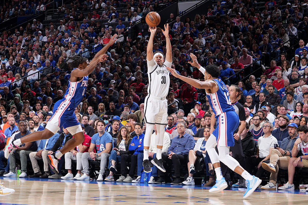 Seth Curry (C) of the Brooklyn Nets shoots in Game 2 of the NBA Eastern Conference first-round playoffs against the Philadelphia 76ers at the Wells Fargo Center in Philadelphia, Pennsylvania, April 17, 2023. /CFP