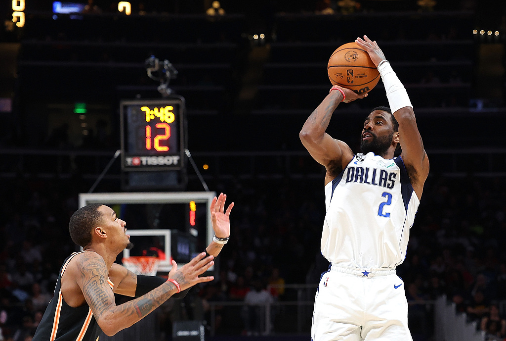 Kyrie Irving (#2) of the Dallas Mavericks shoots in the game against the Atlanta Hawks at State Farm Arena in Atlanta, Georgia, April 2, 2023. /CFP