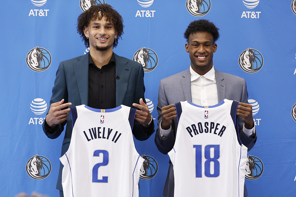 Dereck Lively II (#2) and Olivier-Maxence Prosper of the Dallas Mavericks pose for a portrait at the American Airlines Center in Dallas, Texas, June 26, 2023. /CFP 