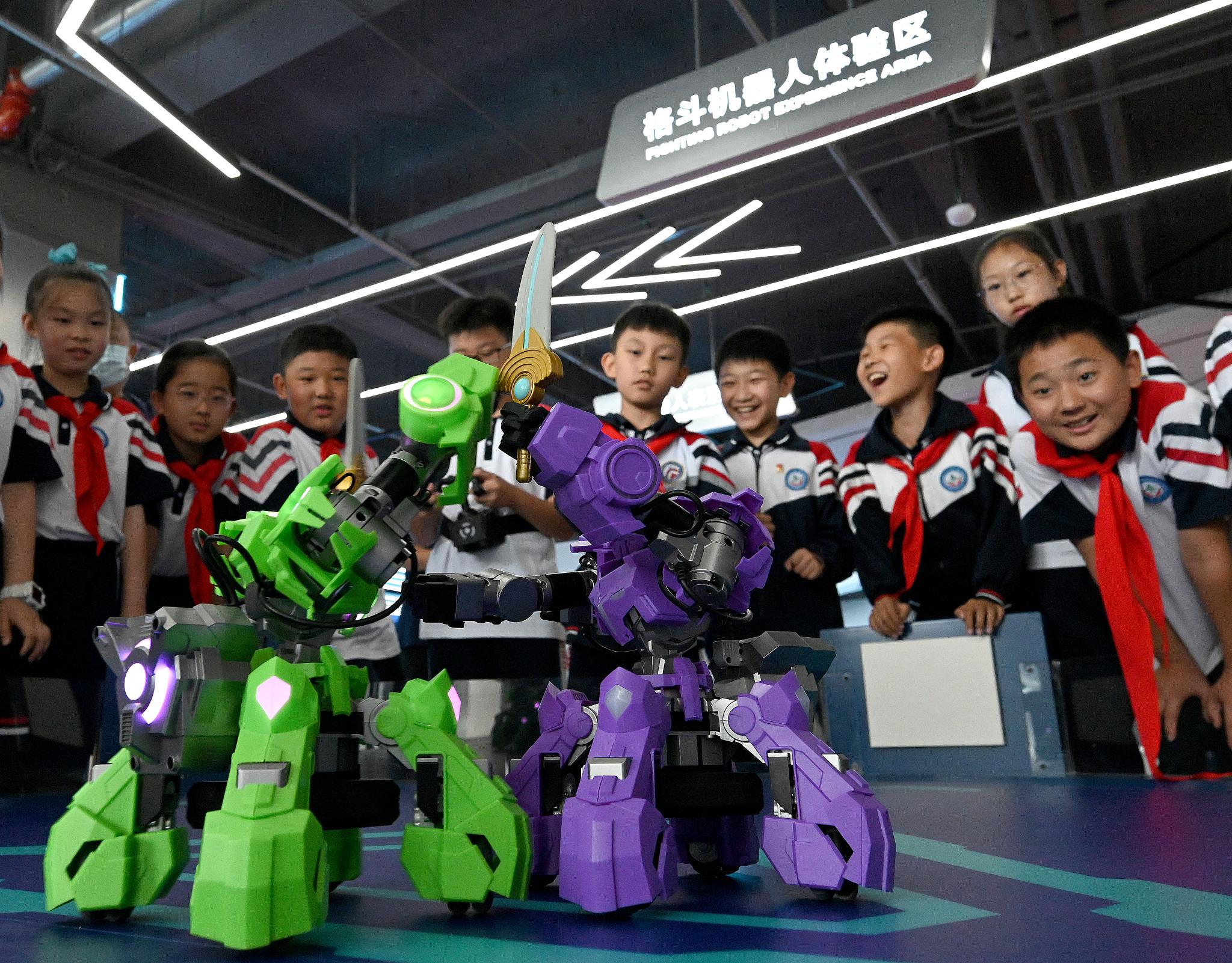 School pupils watch two robots combating at an artificial intelligence education centre in Handan, Hebei province, China, May 25, 2023. /AFP