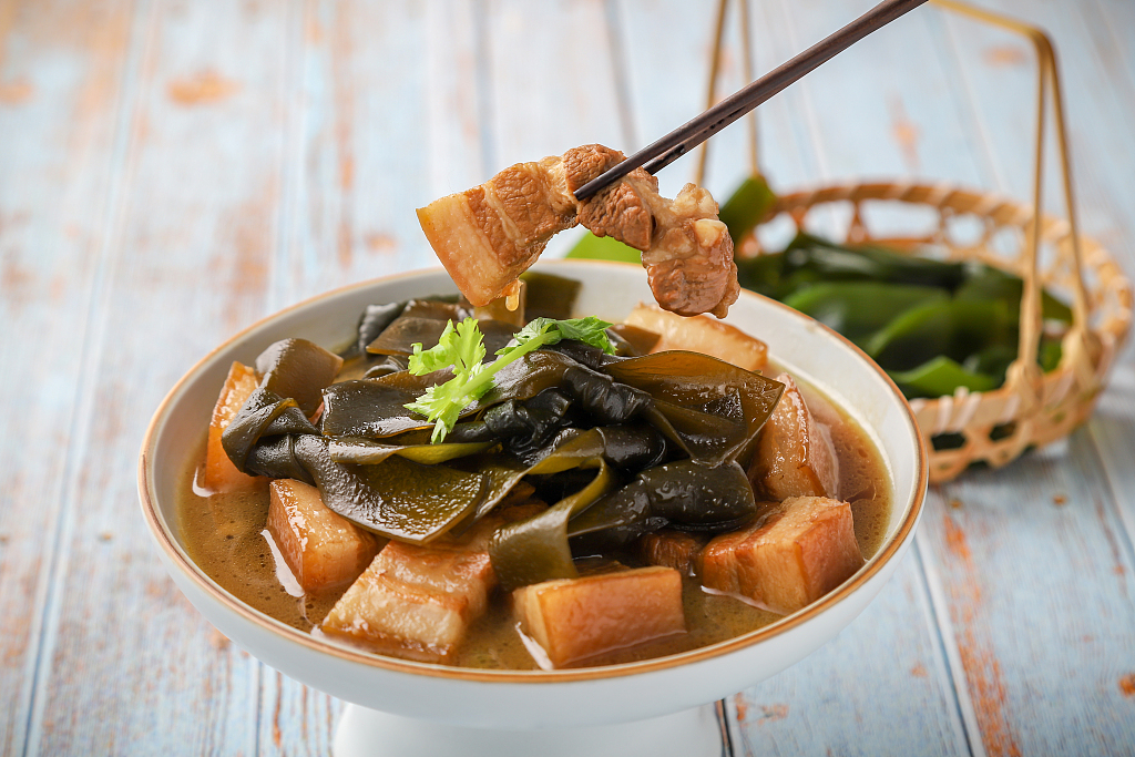 Stewed ribs with kelp. /CFP