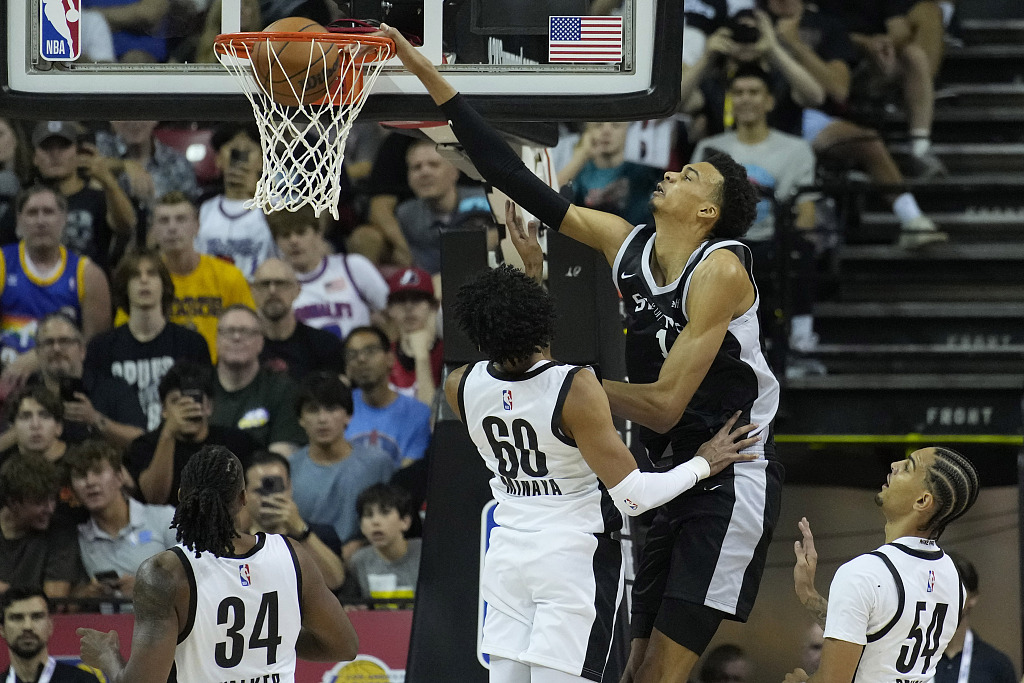 Victor Wembanyama (#1) of the San Antonio Spurs dunks in the NBA Summer League game against the Portland Trail Blazers at the Thomas & Mack Center in Las Vegas, Nevada, July 10, 2023. /CFP