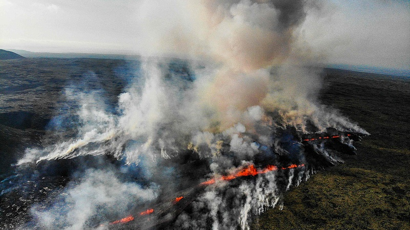 Smoke billows from flowing lava during an volcanic eruption near Litli Hrutur, south-west of Reykjavik in Iceland, July 10, 2023. /CFP 