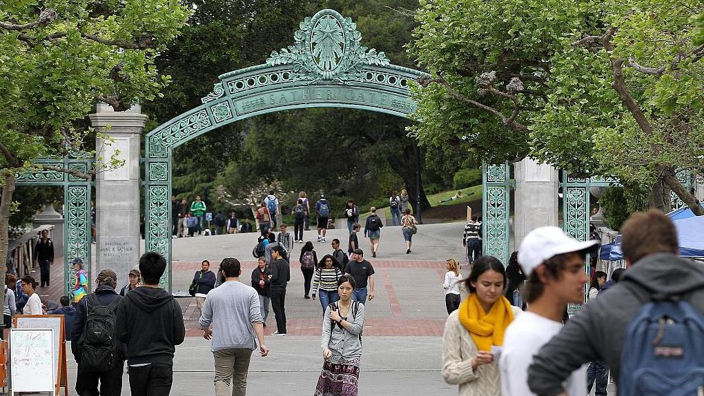 Students walk through Sproul Plaza on the University of California's Berkeley campus, the U.S. /VCG