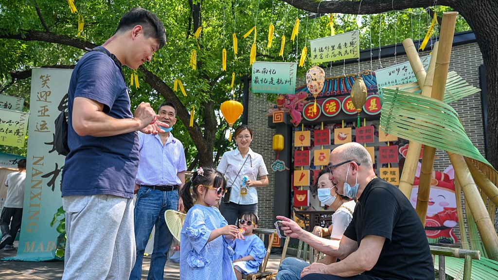 Residents chat with each other in east China's city of Hangzhou, June 11, 2023. /CFP
