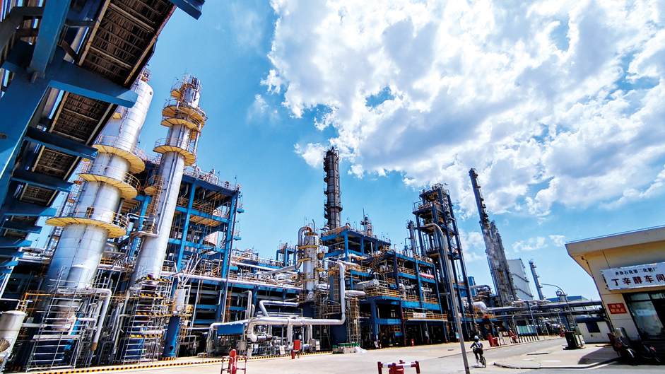 Sinopec Qilu Petrochemical captures carbon dioxide and transmits it to the Sinopec Shenli Oilfield to help boost oil recovery. /Sinopec Group