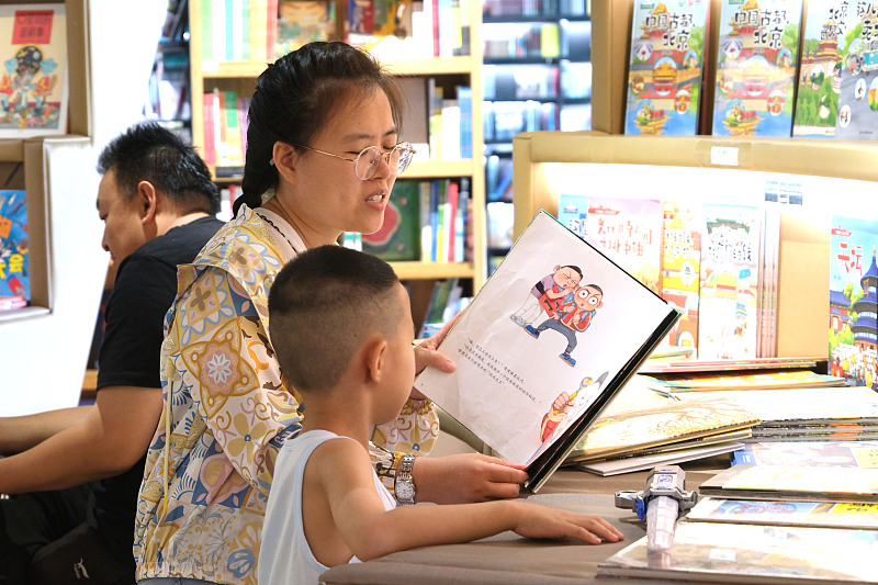Mother and kid read books together in a bookstore in Beijing, China, July 10, 2023. /CFP