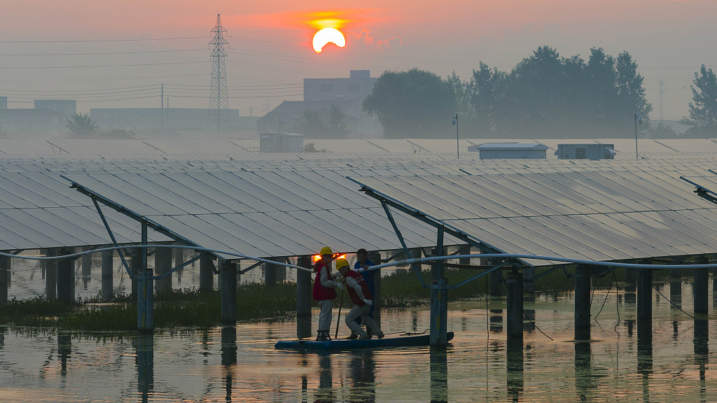 Technicians inspect and maintain the photovoltaic equipment at a photovoltaic power generation base in Taizhou, Jiangsu Province, China, July 12, 2023. /CFP