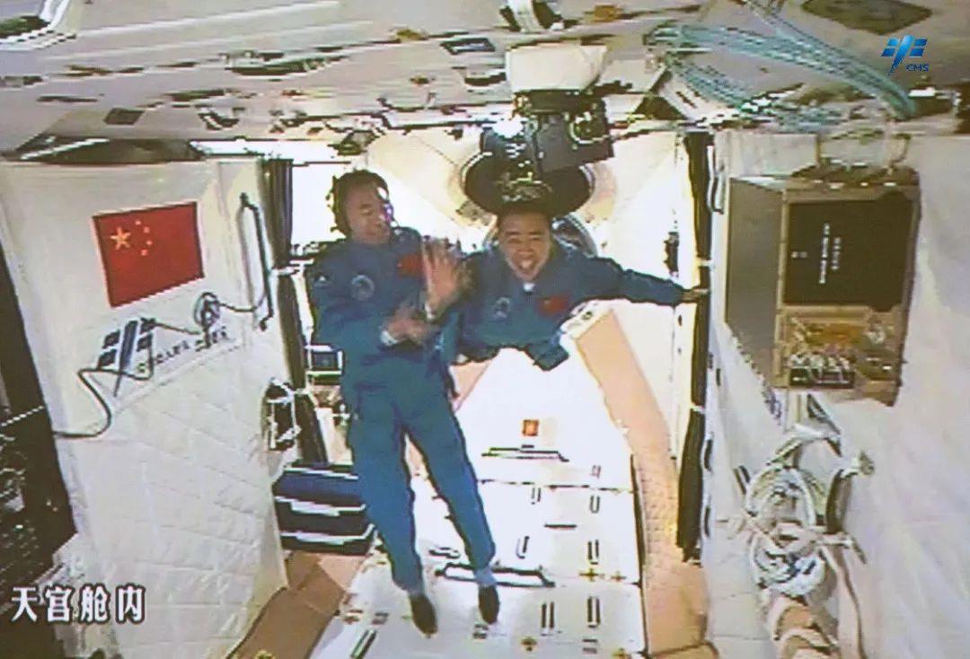 The Shenzhou-11 astronauts enter the Tiangong-2 space lab. /CMSA