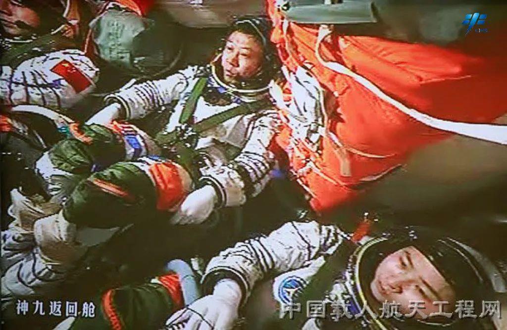 A frame from real-time footage of the Shenzhou-9 crew in orbit. /CMSA