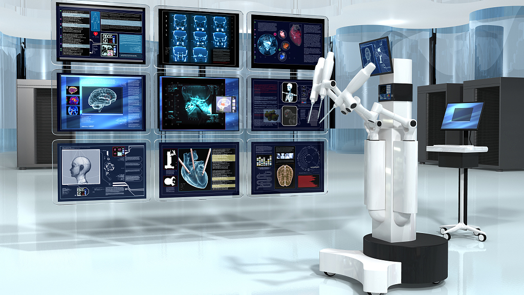 A robot surgeon works with nine screens. /CFP