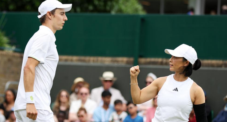 China's Xu Yifan (R) celebrates with Belgium's Joran Vliegen on day 10 of the Wimbledon Championships at the All England Lawn Tennis and Croquet Club in Wimbledon, England, July 12, 2023. /CFP