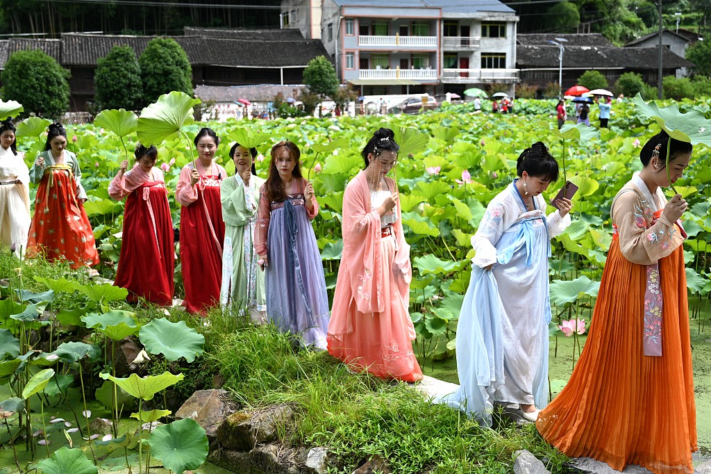 File photo shows women wearing Chinese traditional clothes in summer. /CFP