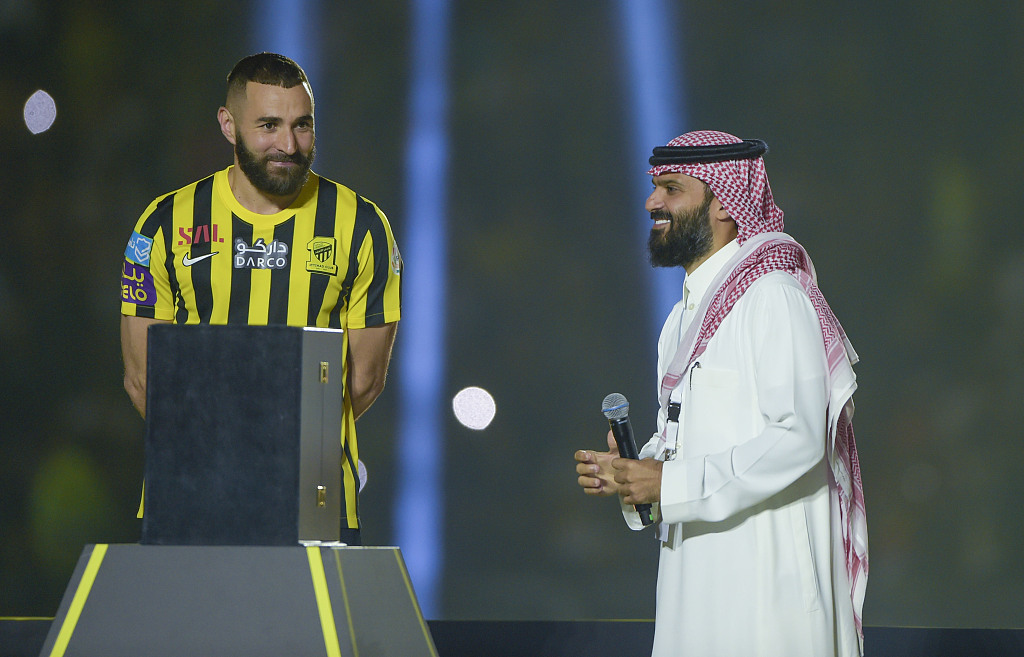 Karim Benzema (L) during the his official unveiling event at King Abdullah Sports City in Jeddah, Saudi Arabia, June 8, 2023. /CFP