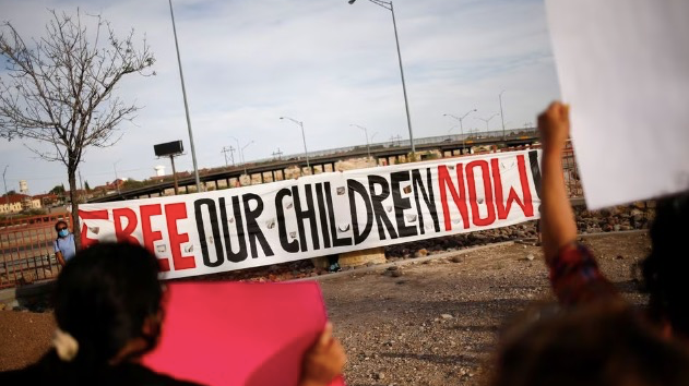 Activists defending the rights of migrants hold a protest near Fort Bliss to call for the end of the detention of unaccompanied minors in El Paso, Texas, U.S., June 8, 2021. /Reuters