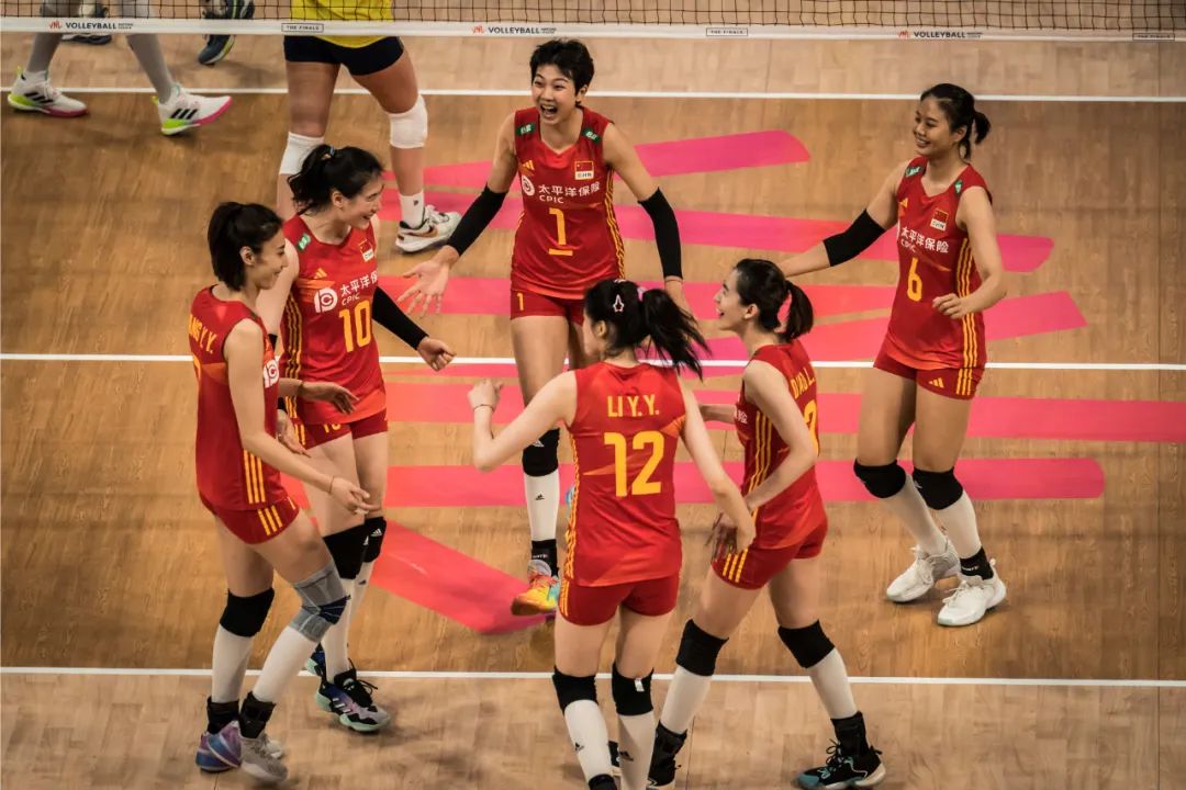 China players react after winning a point against Brazil in the quarterfinals of the Volleyball Nations League at the College Park Center in Arlington, the United States, July 13, 2023. /CFP