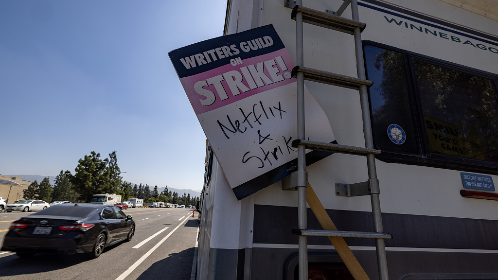 A picket sign is seen on a vehicle parked on Forest Lawn Drive near Warner Bros. Studios in Burbank, California, U.S., June 27, 2023. /CFP