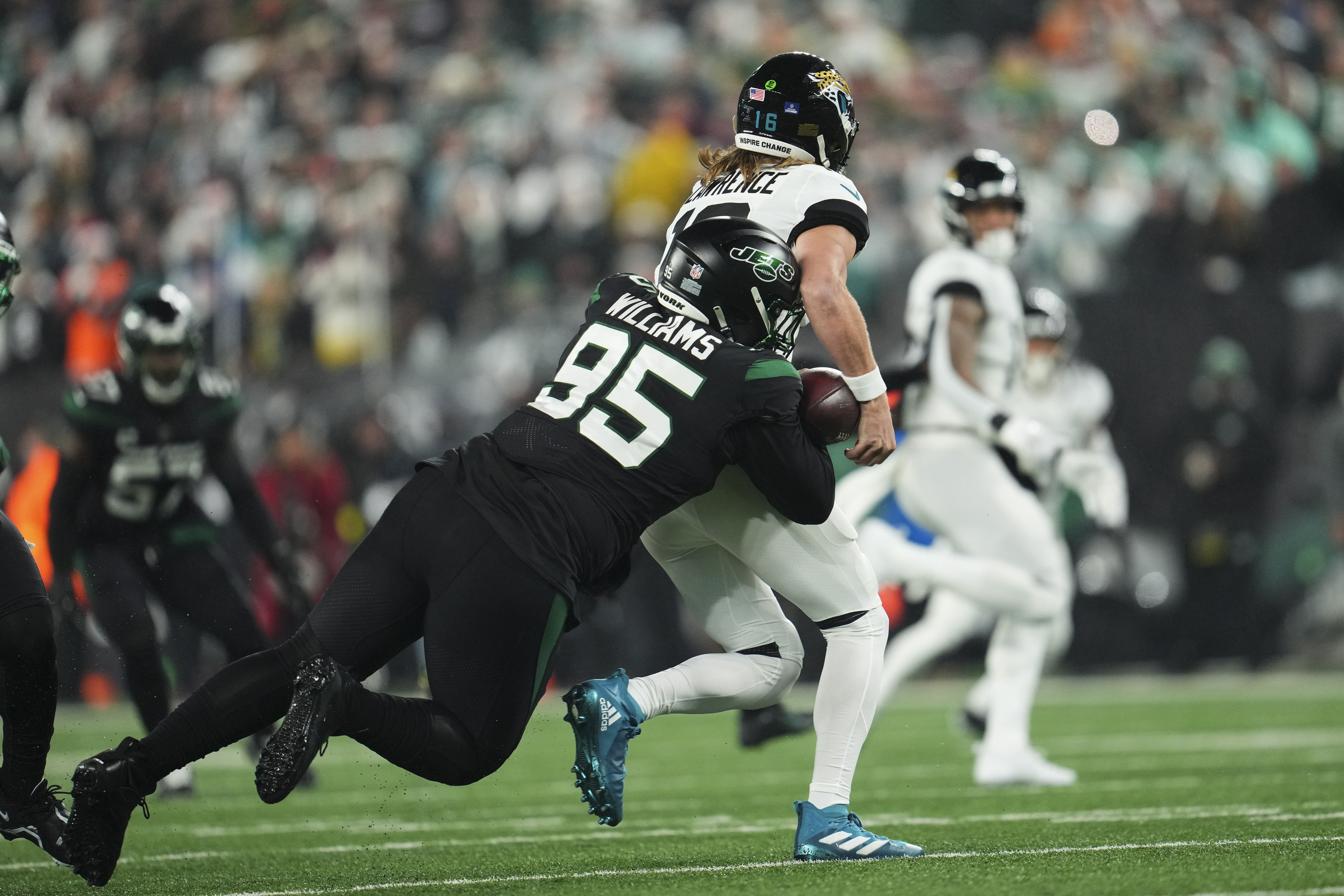 Defensive tackle Quinnen Williams (#95) of the New York Jets sacks quarterback Trevor Lawrence of the Jacksonville Jaguars at MetLife Stadium in East Rutherford, New Jersey, December 22, 2022. /CFP 
