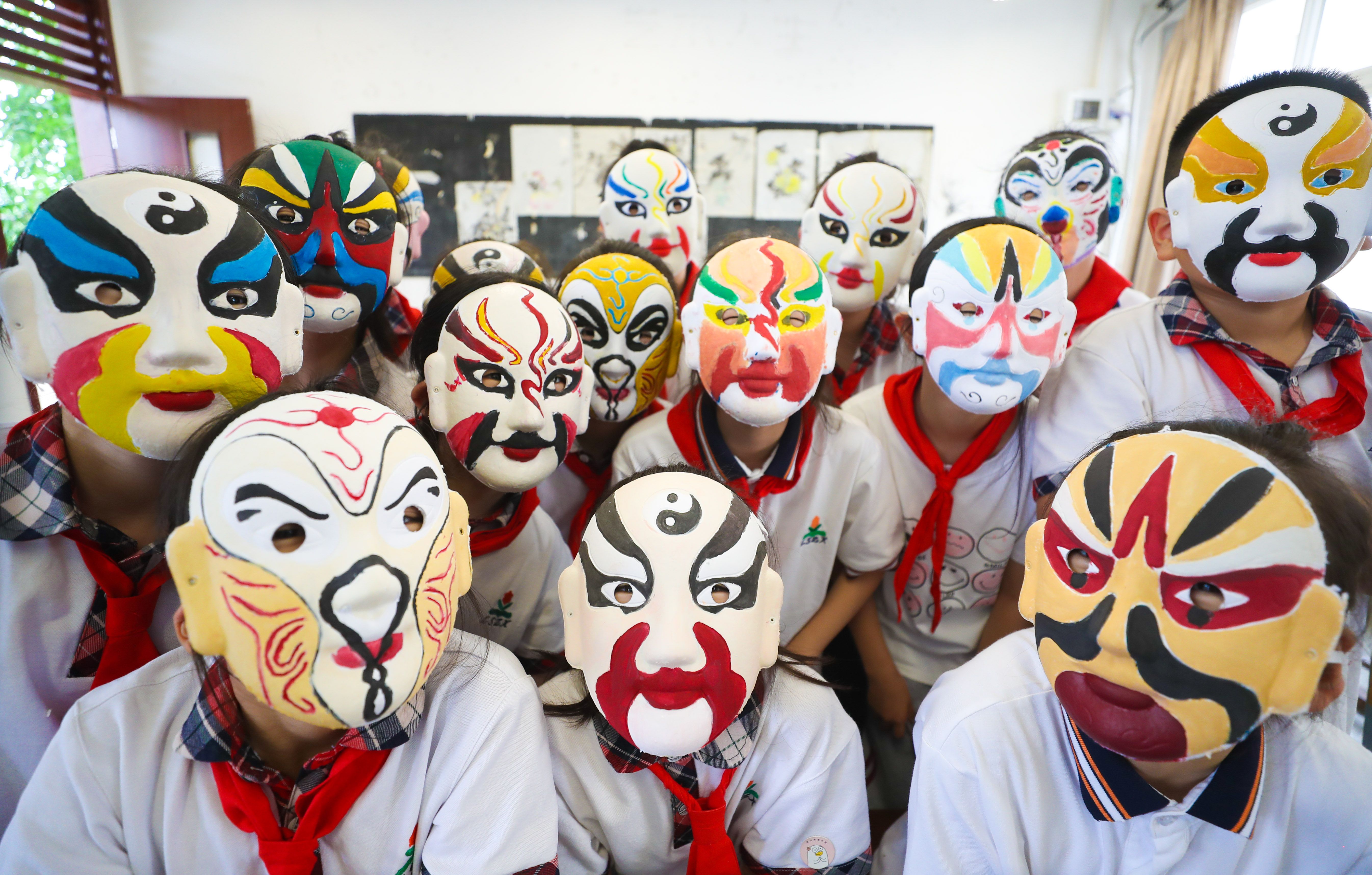 Pupils learn to paint Peking Opera face masks - CGTN