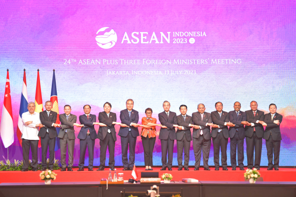 Group photo of foreign ministers from ASEAN countries, China, Japan and South Korea at the ASEAN Plus Three (APT) Foreign Ministers' Meeting, Jakarta, Indonesia, July 13, 2023. /Chinese Foreign Ministry