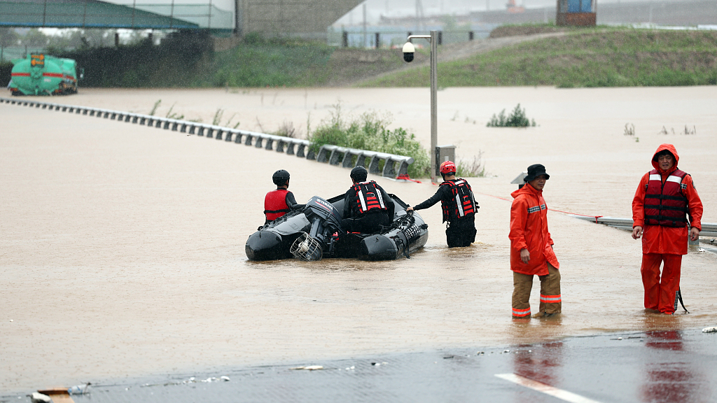 Rescuers looking for stranded people due to flooding, Cheongju, South Korea, July 15, 2023. /CFP