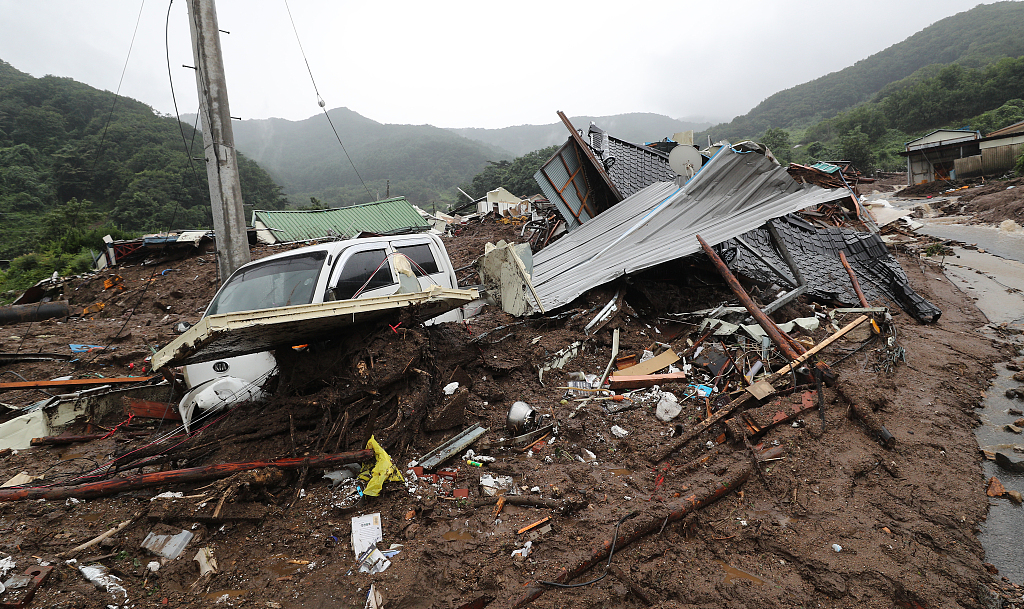 暴雨引发的山体滑坡摧毁了一个村庄。  /CFP