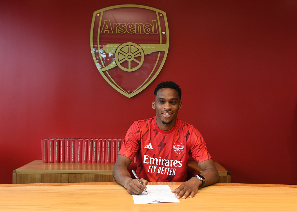 Jurrien Timber signs the contract to join Arsenal at London Colney in St Albans, England, July 14, 2023. /CFP 