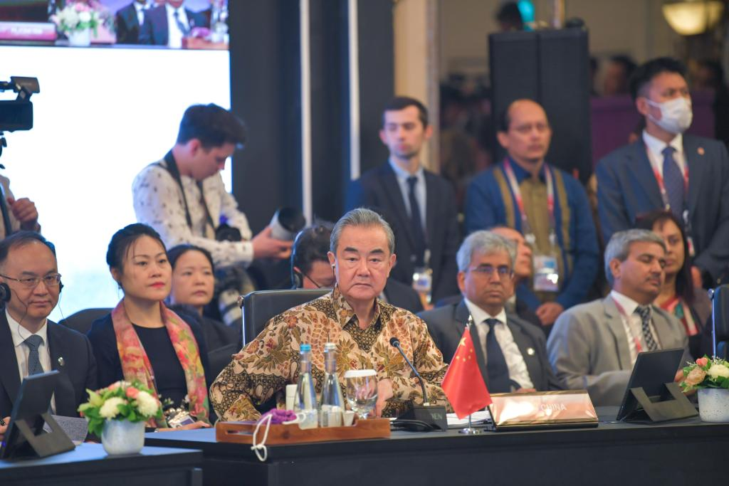 El director de la Oficina del Comité Central de Asuntos Exteriores, Wang Yi (al frente), asiste a la 13ª Reunión de Ministros de Relaciones Exteriores de la Cumbre de Asia Oriental en Yakarta, Indonesia, el 14 de julio de 2023. / Xinhua