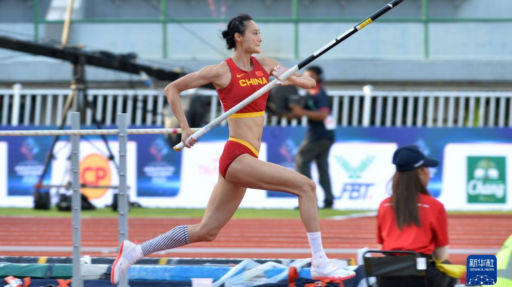 Li Ling in action during the women's pole vault final at the Asian Athletics Championships in Bangkok, Thailand, July 14, 2023. /Xinhua