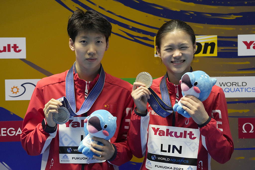 Gold medalist Lin Shan (R) and silver medalist Li Yajie of China pose with their medals after winning the women's 1-meter springboard diving final at the World Aquatics Championships in Fukuoka, Japan, July 15, 2023. /CFP