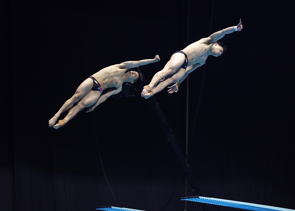 Wang Zongyuan and Long Daoyi of China compete in the men's 3-meter synchronized diving final at the World Aquatics Championships in Fukuoka, Japan, July 15, 2023. /CFP