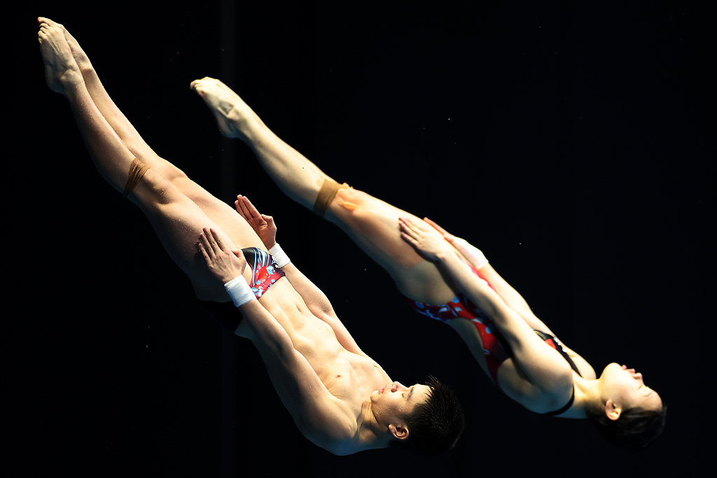 Wang Feilong (L) and Zhang Jiaqi of China compete in the mixed 10-meter synchronized diving final at the World Aquatics Championships in Fukuoka, Japan, July 15, 2023. /CFP
