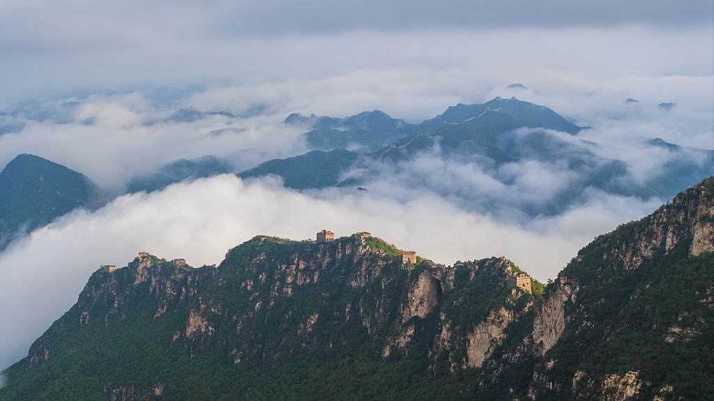 A photo taken on the early morning of July 14, 2023 shows a sea of clouds as the backdrop to the Simatai section of the Great Wall in Miyun District, Beijing after rain, creating majestic scenery. /CFP