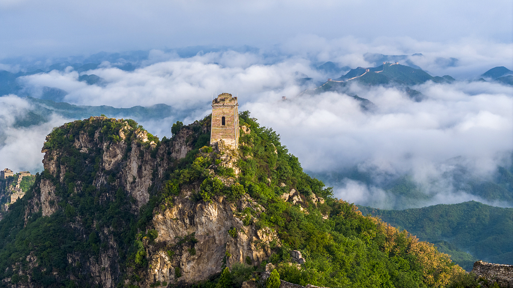 A photo taken on the early morning of July 14, 2023 shows a sea of clouds as the backdrop to the Simatai section of the Great Wall in Miyun District, Beijing after rain, creating majestic scenery. /CFP