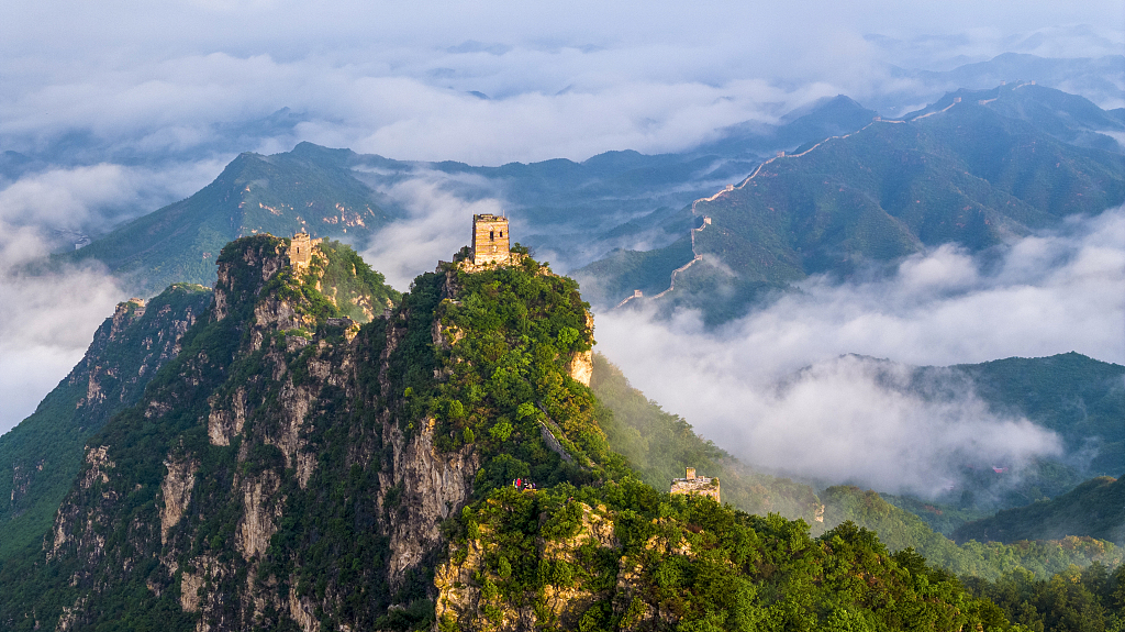 A photo taken on the early morning of July 14, 2023 shows a sea of clouds as the backdrop to the Simatai section of the Great Wall in Miyun District, Beijing after rain, creating majestic scenery. /CFP