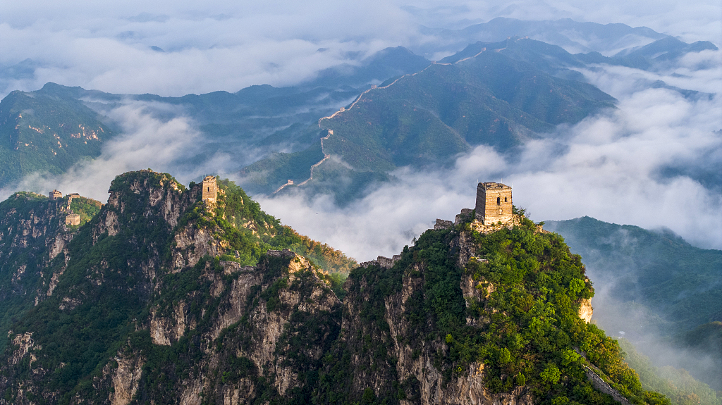 A photo taken on the early morning of July 14, 2023 shows a sea of clouds as the backdrop to the Simatai section of the Great Wall in Miyun District, Beijing after rain, creating majestic scenery. /CFP