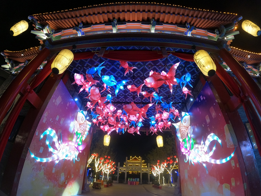 This photo taken on December 21, 2020, shows a night view of Qishengjiao Street in Kaifeng, Henan Province. /CFP